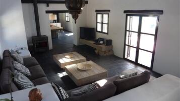 Een televisie, een open haard, een dvd-speler en een stereo