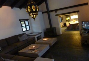 Fernseher, Kamin, DVD-Player, Stereoanlage