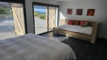 3 slaapkamers, een strijkplank/strijkijzer, gratis wifi, beddengoed