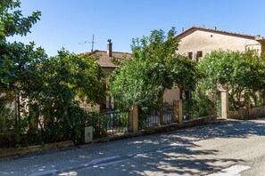 Property grounds - Holiday Home 'Amazing Tuscany Window' with Sea View, Wi-Fi and Air Conditioning (Montemassi)