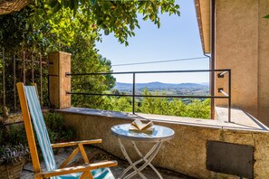 Property grounds - Holiday Home 'Amazing Tuscany Window' with Sea View, Wi-Fi and Air Conditioning (Montemassi)