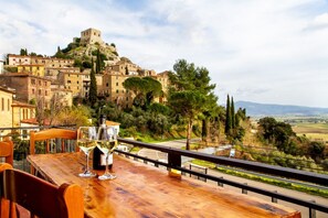 Outdoor dining - Holiday Home 'Amazing Tuscany Window' with Sea View, Wi-Fi and Air Conditioning (Montemassi)