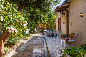 Outdoor dining - Holiday Home 'Amazing Tuscany Window' with Sea View, Wi-Fi and Air Conditioning (Montemassi)