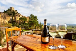 Outdoor dining - Holiday Home 'Amazing Tuscany Window' with Sea View, Wi-Fi and Air Conditioning (Montemassi)