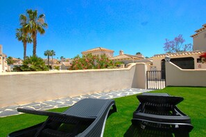 Terrace/patio - Holiday Home with Shared Pool, Terrace & Wi-Fi (Orihuela)