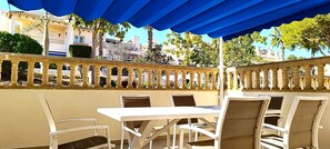 Outdoor dining - Holiday Home with Shared Pool, Terrace & Wi-Fi (Orihuela)