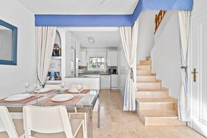 Fridge, microwave, oven, stovetop - Holiday Home with Shared Pool, Terrace & Wi-Fi (Orihuela)