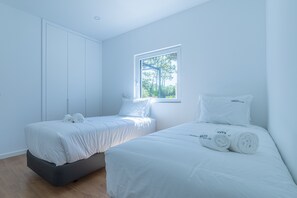 4 bedrooms, iron/ironing board, free WiFi, bed sheets