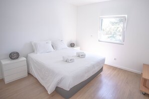 4 slaapkamers, een strijkplank/strijkijzer, gratis wifi, beddengoed