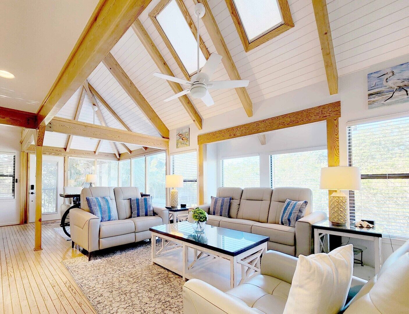 Télévision, cheminée, chaîne hi-fi