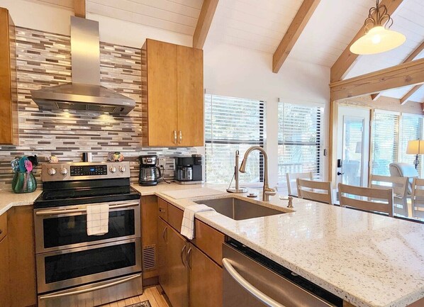 Fridge, microwave, oven, dishwasher - Nicely furnished Oyster Catcher 404 (Pawleys Island)