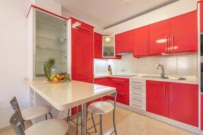 Jääkaappi, mikroaaltouuni, uuni, liesi