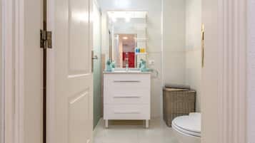 Badekar, hårtørrer, håndklæder