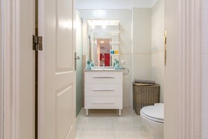 Baignoire, sèche-cheveux, serviettes fournies