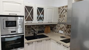 Refrigerador, microondas, horno y parrilla de estufa