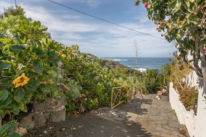Property grounds - Holiday Home Vista Valle with Sea View, Terrace & Wi-Fi (La Orotava)