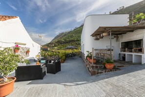 Outdoor dining - Holiday Home Vista Valle with Sea View, Terrace & Wi-Fi (La Orotava)