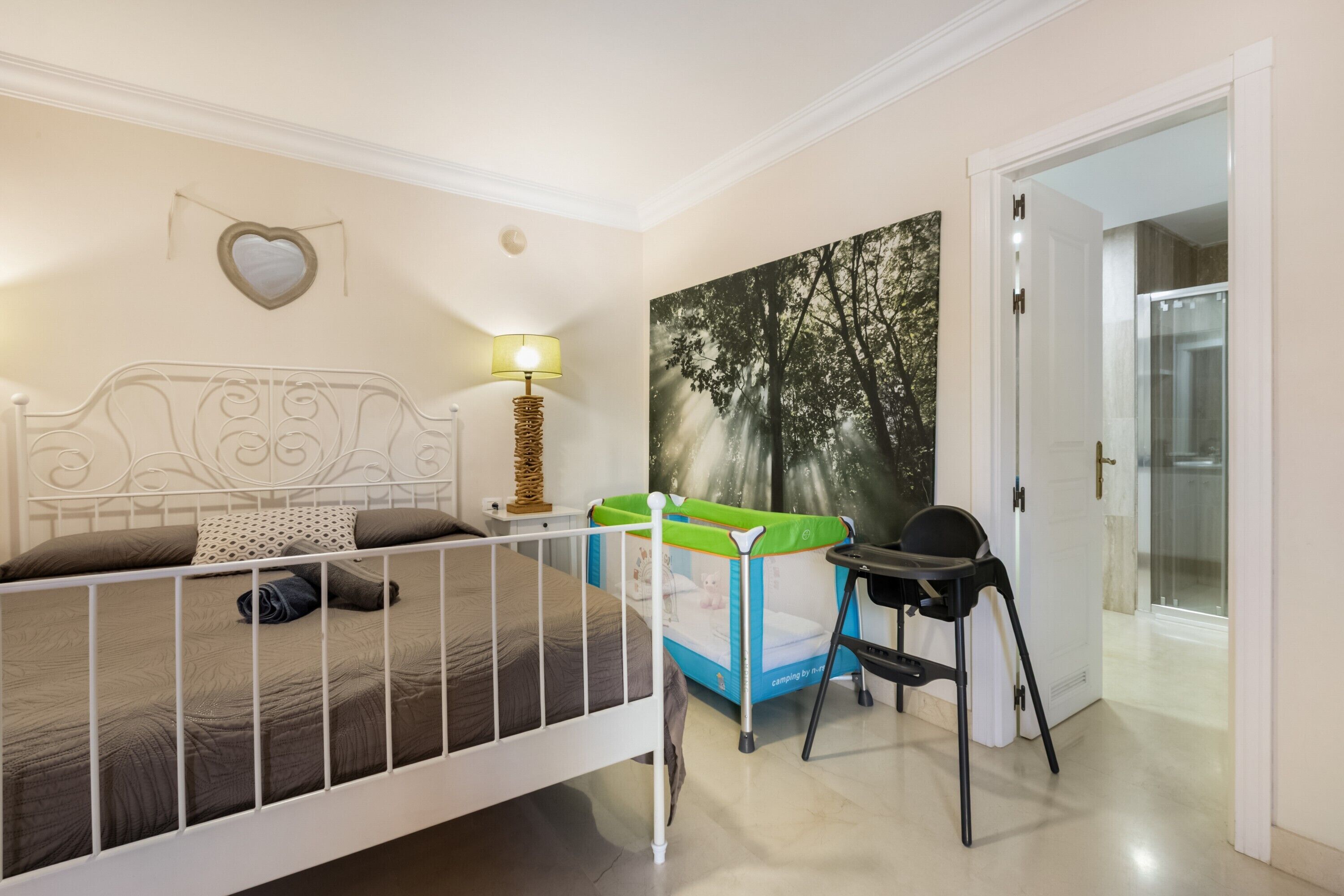 5 bedrooms, iron/ironing board, free WiFi, bed sheets