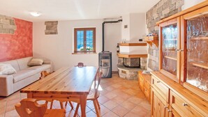 Un salón acogedor con sofá, mesa de madera y chimenea de piedra.