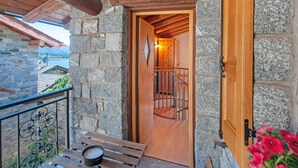 Un edificio de piedra con una puerta de madera que da a una escalera de caracol.