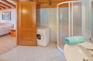 Shower, hair dryer, towels - Holiday Home Il ciliegio sul lago with Lake View, Terrace, and Garden (Verceia)