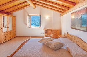 1 bedroom, bed sheets - Holiday Home Il ciliegio sul lago with Lake View, Terrace, and Garden (Verceia)