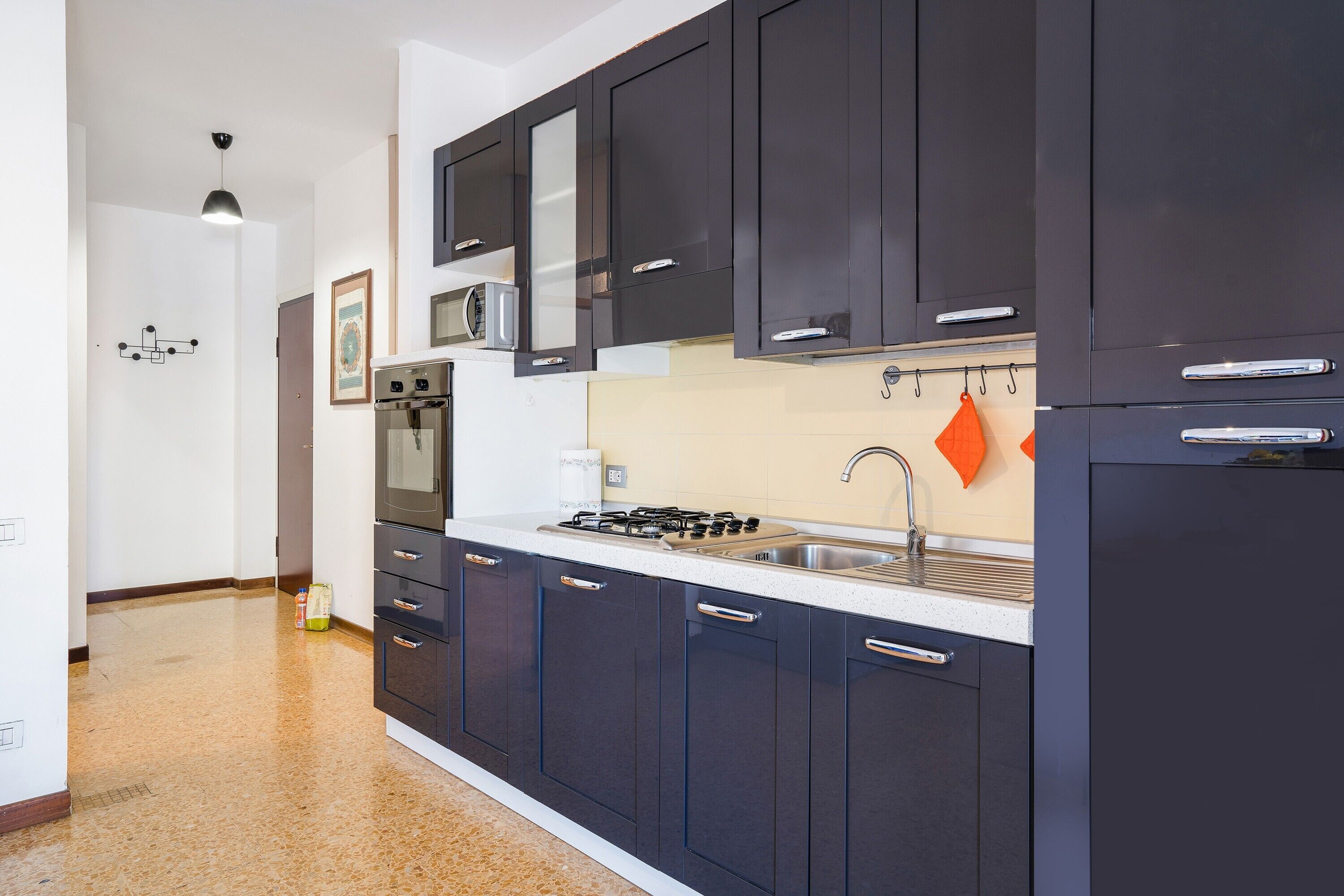 Frigorifero, microonde, forno, piano cottura