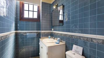 Dusche, Haartrockner, HandtĂŒcher