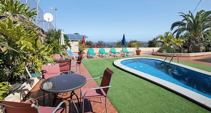 Ferienhaus 'Villa Tazana' mit Meerblick, Pool und WLAN