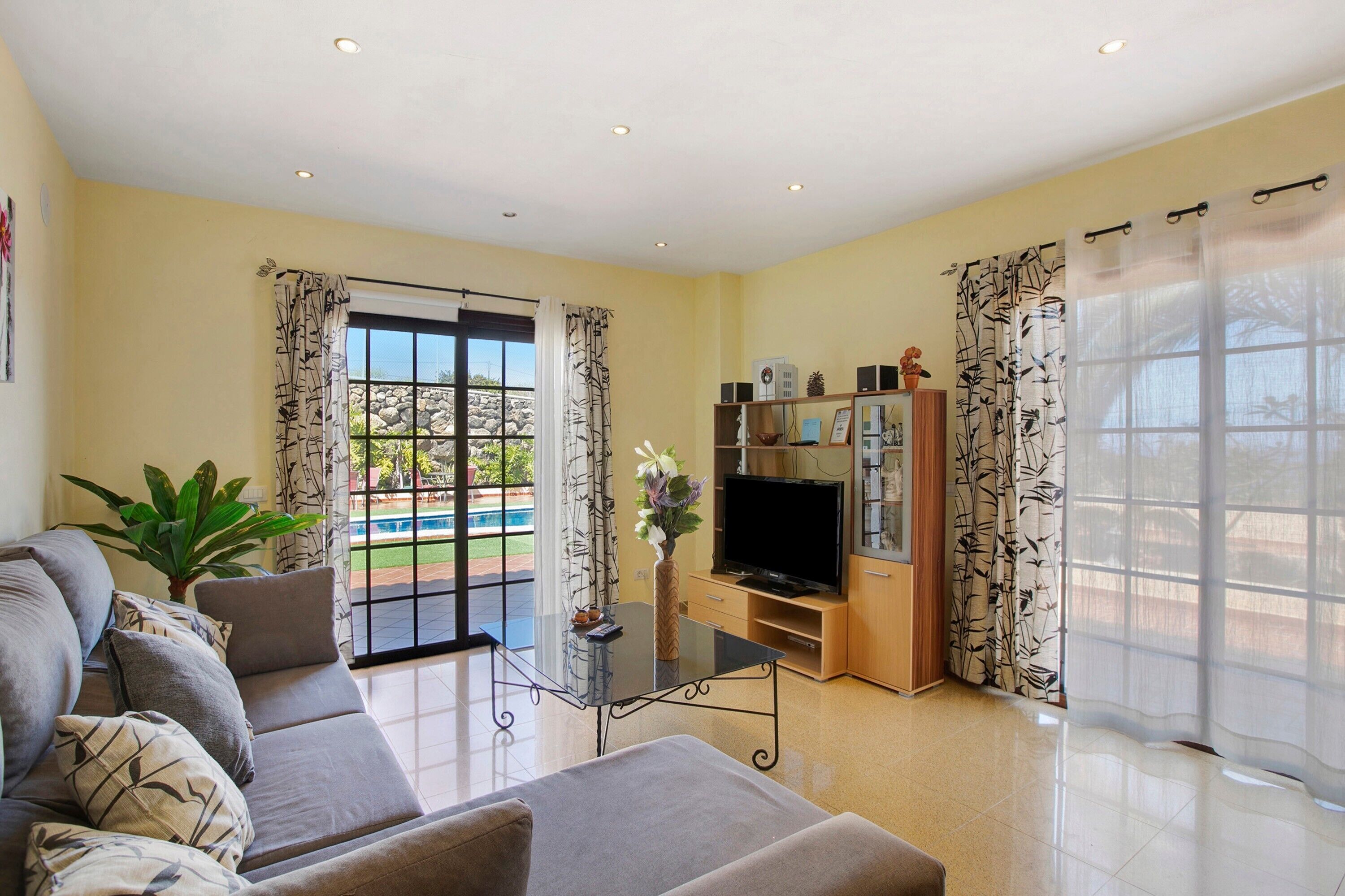 Een televisie en een stereo