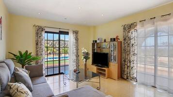 Een televisie en een stereo