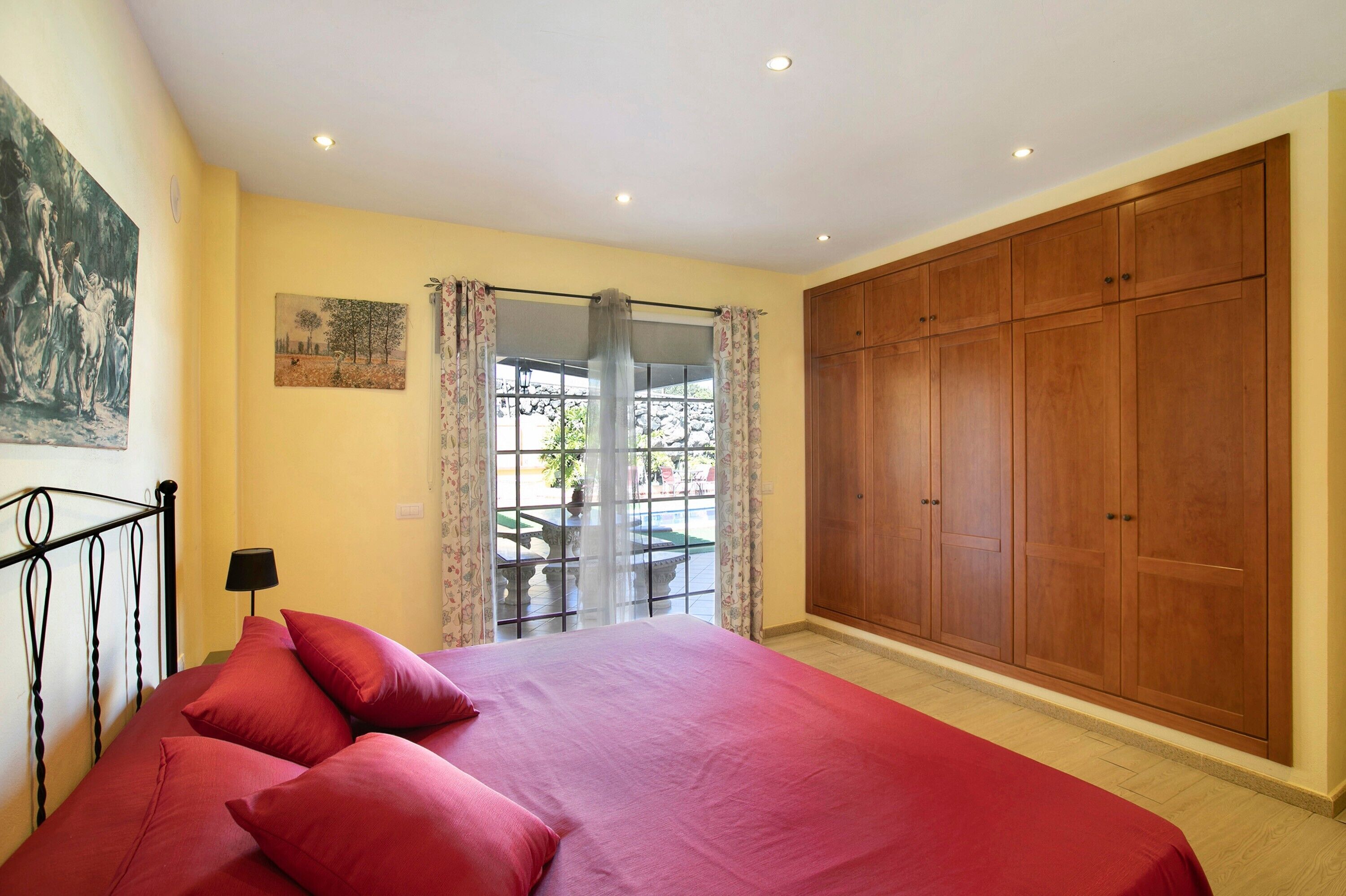 3 bedrooms, iron/ironing board, free WiFi, bed sheets