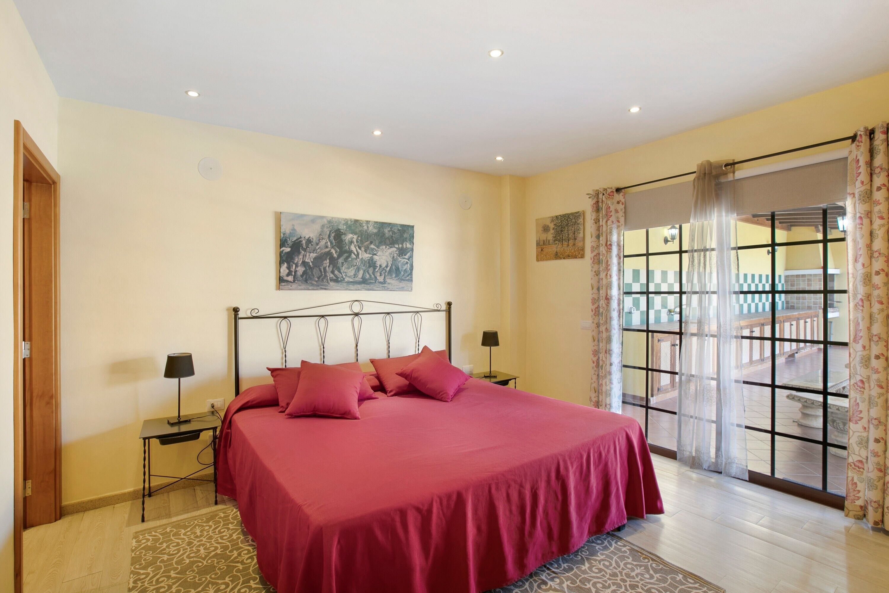 3 slaapkamers, een strijkplank/strijkijzer, gratis wifi, beddengoed