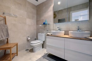 Ducha, secador de pelo y toallas