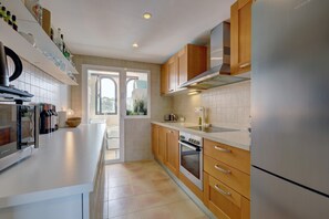 Refrigerador, microondas, horno, placa de cocina