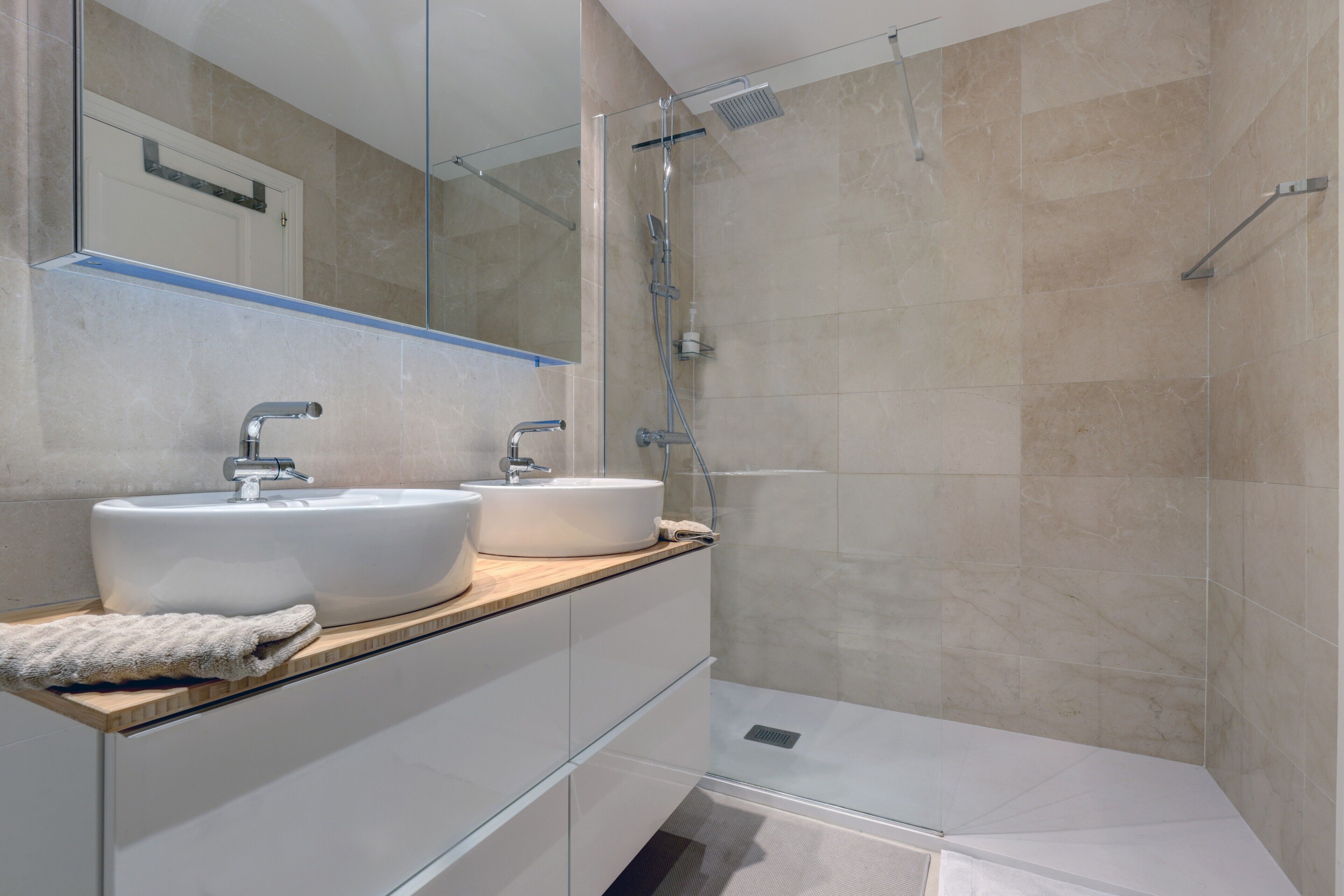 Shower, hair dryer, towels