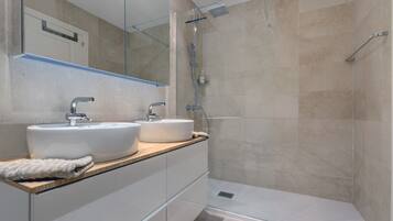 Shower, hair dryer, towels