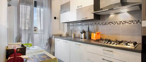 Kjøleskap, mikrobølgeovn, ovn og kokeplater