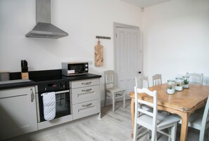 Fridge, microwave, oven, stovetop - Deluxe 3 bedroom apartment (Harrogate)