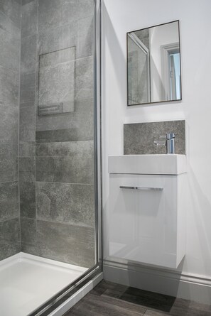 Bathtub, towels, soap, toilet paper - Deluxe 3 bedroom apartment (Harrogate)
