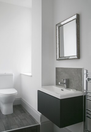 Baignoire, serviettes fournies, savon, papier de toilette