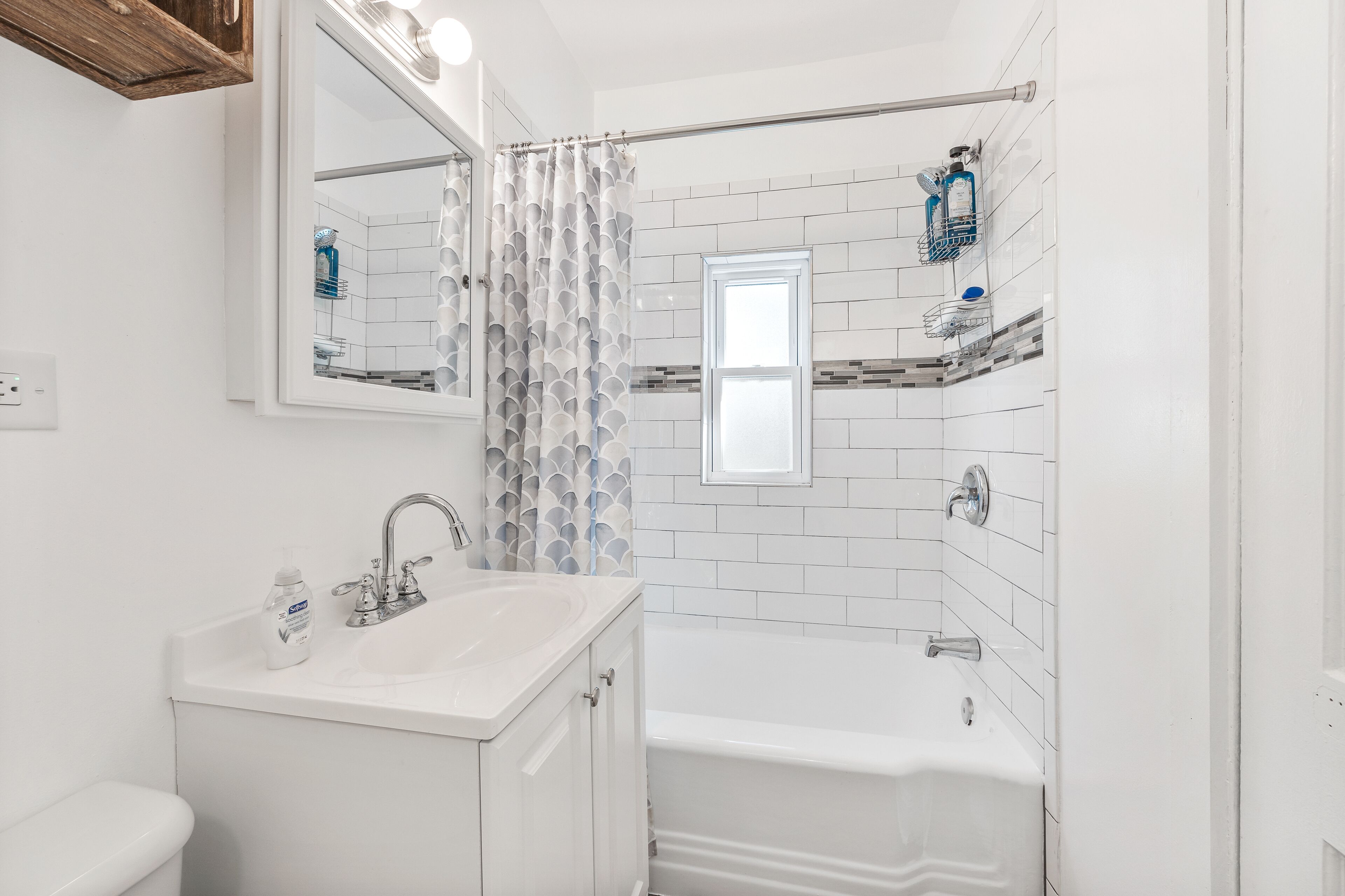 Ensemble baignoire-douche, séchoir à cheveux, serviettes fournies, savon