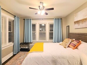 1 chambre, fer et planche à repasser, lit de bébé portatif