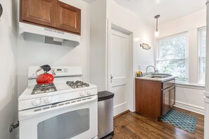 Fridge, microwave, oven, stovetop - Private Parking/Comfy Bed/25mins to ORD>MDW>DT>HOSP (Berwyn)