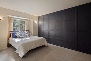 3 bedrooms, desk, iron/ironing board, free WiFi - Peaceful chalet with hot tub and fire pit (Bend)