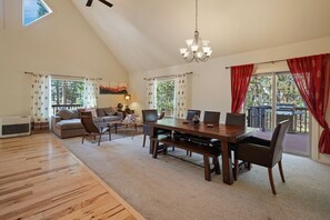 Smart TV, books - Peaceful chalet with hot tub and fire pit (Bend)