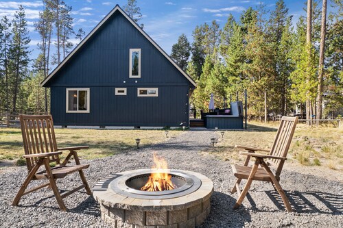Peaceful chalet with hot tub and fire pit