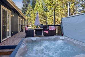 Terrace/patio - Peaceful chalet with hot tub and fire pit (Bend)