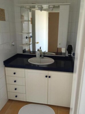 Een bad, handdoeken, toiletpapier