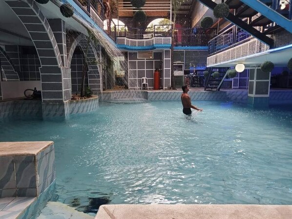 2 つの屋外プール